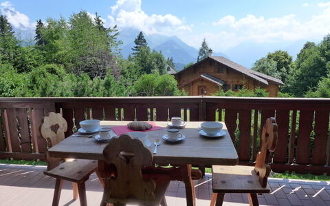 Villars 995: Eigentum, Tabelle, Möbel, Restaurant, Haus, Tisch Im Freien, Zimmer, Grundeigentum, Gebäude, Hütte