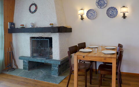 Villars 995: Tabelle, Eigentum, Blau, Holz, Interior Design, Wohnzimmer, Feuerstelle, Uhr, Fussboden, Wand