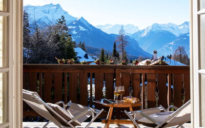 Villars 995: Himmel, Berg, Eigentum, Möbel, Natur, Tabelle, Azurblau, Fenster, Holz, Stuhl