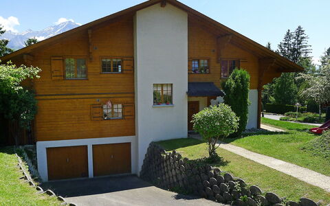 Le Geteillon 4: Pflanze, Himmel, Fenster, Gebäude, Baum, Wolke, Grundstueck, Hütte, Tür, Haus
