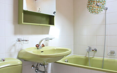 Le Geteillon 4: Zapfhahn, Spiegel, Armatur, Bad Sink, Sinken, Eigentum, Badezimmer, Lila, Interior Design, Die Architektur