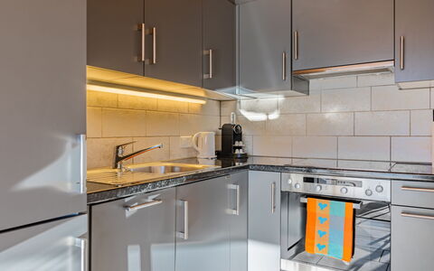 Le Bouveret 100: Countertop, Cabinetry, Gebäude, Zapfhahn, Möbel, Küche, Herd, Küchengerät, Sinken, Haushaltsgerät