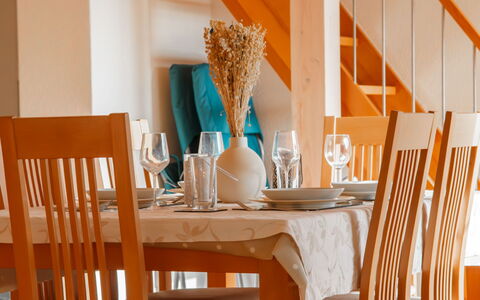 Le Bouveret 100: Möbel, Holz, Interior Design, Flooring, Stuhl, Orange, Braun, Fussboden, Tabelle, Esszimmer