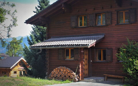 L'Alpage: Pflanze, Gebäude, Fenster, Himmel, Baum, Holz, Haus, Wolke, Hütte, Abstellgleis