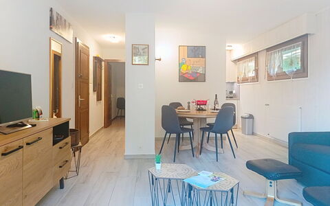 Ovronnaz 220: Gebäude, Wohnung, Fassade, Stadt, Wohngebiet, Urban Design, Menschliche Siedlung, Eigentumswohnung, Mischnutzung, Balkon