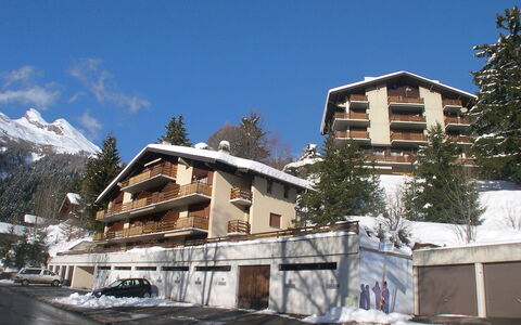 Ovronnaz 240: Himmel, Gebäude, Eigentum, Schnee, Fenster, Wolke, Baum, Die Architektur, Steigung, Nachbarschaft