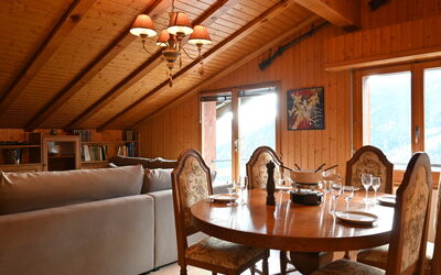 Ovronnaz 240: Tabelle, Eigentum, Möbel, Fenster, Holz, Interior Design, Beleuchtung, Stuhl, Couch, Gebäude