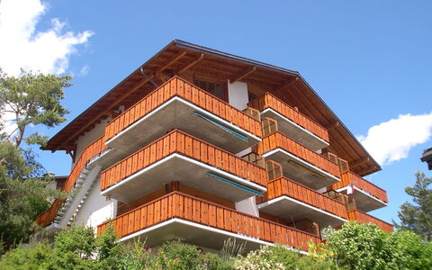 Ovronnaz 255: Himmel, Wolke, Gebäude, Baum, Vegetation, Holz, Materialeigenschaft, Dach, Fassade, Grundeigentum
