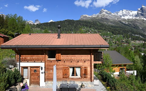 Ecureuil Noir: Wolke, Himmel, Eigentum, Gebäude, Berg, Pflanze, Fenster, Natürliche Landschaft, Holz, Baum