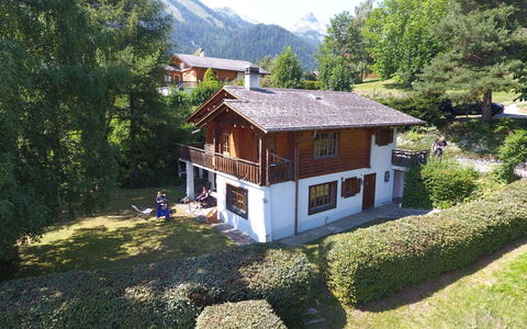 Frênes: Pflanze, Gebäude, Himmel, Fenster, Baum, Haus, Berg, Wolke, Grundstueck, Hütte