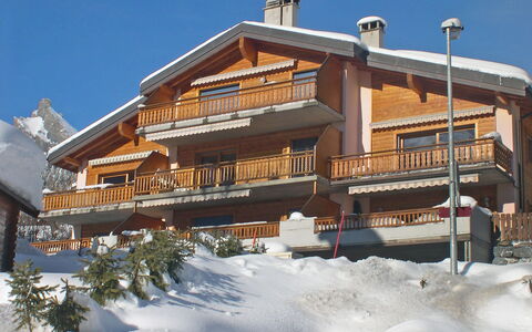 Heida a 4: Himmel, Gebäude, Schnee, Fenster, Steigung, Pflanze, Haus, Wohngebiet, Baum, Fassade