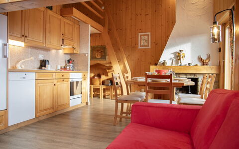 Pinot Gris Combles: Möbel, Holz, Interior Design, Zimmer, Hütte, Hartholz, Decke, Stuhl, Holzbeize, Blockhaus