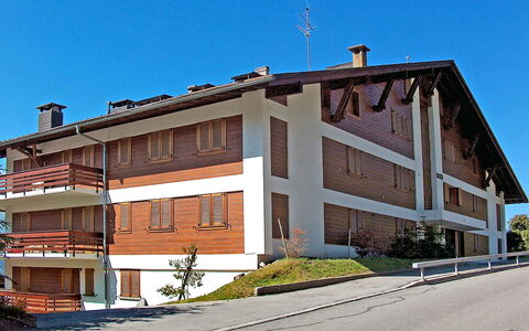 Mirador 186: Himmel, Pflanze, Gebäude, Fenster, Asphalt, Wohngebiet, Steigung, Fassade, Urban Design