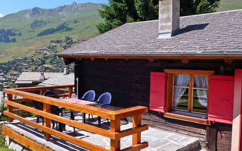 La Pive: Himmel, Gebäude, Eigentum, Pflanze, Berg, Fenster, Baum, Holz, Haus