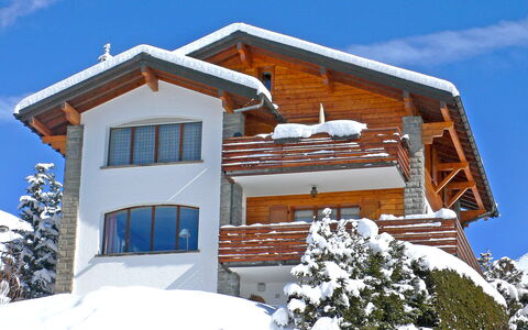 La Toura: Himmel, Gebäude, Schnee, Wolke, Fenster, Pflanze, Blau, Haus, Baum, Steigung