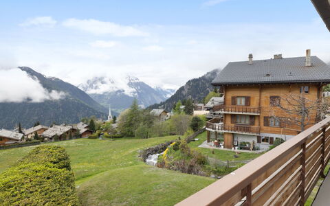 La Toura: Haus, Zuhause, Wohngebiet, Hütte, Dorf, Bergstation, Steigung, Senke, Gebirge, Balkon
