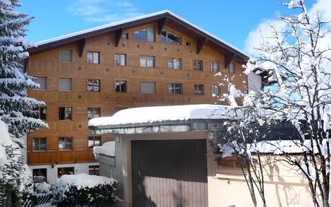 Mondzeu A258: Himmel, Gebäude, Schnee, Eigentum, Pflanze, Fenster, Baum, Haus, Die Architektur, Nachbarschaft