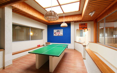 Mondzeu A258: Tabelle, Möbel, Eigentum, Fenster, Gebäude, Holz, Erholungsraum, Interior Design, Beleuchtung, Sportausrüstung
