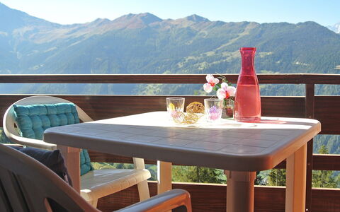 Mondzeu A258: Tabelle, Möbel, Urlaub, Himmel, Zimmer, Berg, Restaurant, Landschaft, Tisch Im Freien, Haus