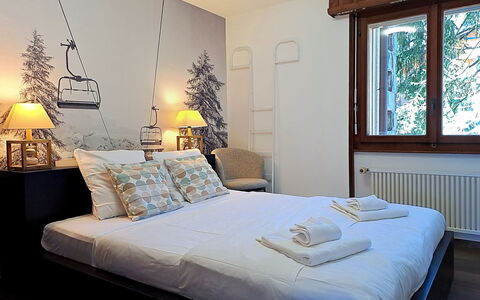 Mondzeu A258: Bett, Möbel, Interior Design, Bedding, Schlafzimmer, Bettdecke, Wand, Zimmer, Flooring, Fussboden
