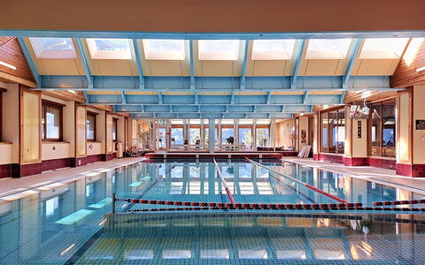 Mondzeu A258: Schwimmbad, Fussboden, Verbundwerkstoff, Decke, Resort, Freizeit, Hotel, Freizeitzentrum, Halle, Empfangshalle