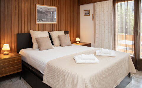 Val Neige 11: Möbel, Interior Design, Bett, Schlafzimmer, Fussboden, Flooring, Holz, Bettdecke, Zimmer, Bedding