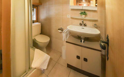 Château Lapin: Zapfhahn, Spiegel, Armatur, Bad Sink, Sinken, Möbel, Eigentum, Cabinetry, Badezimmerschrank, Gebäude