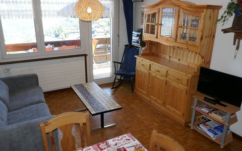 Nendaz 100: Möbel, Tabelle, Eigentum, Couch, Cabinetry, Holz, Interior Design, Fernsehen, Wohnzimmer, Flooring