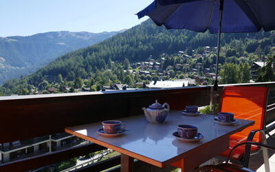Nendaz 100: Himmel, Eigentum, Möbel, Tabelle, Regenschirm, Geschirr, Berg, Schatten, Gartenmöbel, Baum