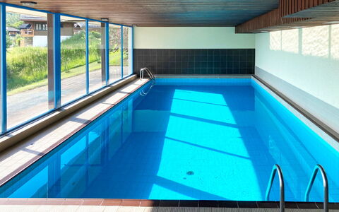 Arnica 16: Wasser, Gebäude, Eigentum, Schwimmbad, Licht, Blau, Fenster, Schatten, Azurblau, Interior Design