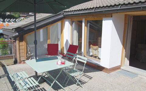 Bisse-Vieux A-4: Eigentum, Haus, Gebäude, Grundeigentum, Zuhause, Zimmer, Terrasse, Villa, Dach, Schatten