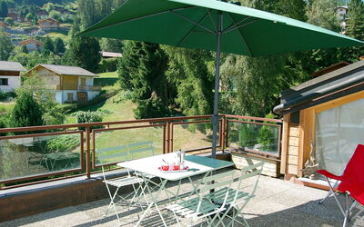 Nendaz 200: Regenschirm, Terrasse, Eigentum, Schatten, Tabelle, Möbel, Hinterhof, Garten, Gebäude, Haus