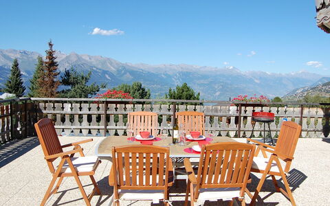 Nendaz 220: Eigentum, Möbel, Grundeigentum, Tabelle, Zimmer, Gebäude, Haus, Terrasse, Estate, Tisch Im Freien