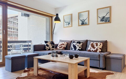 Mont-Rouge: Möbel, Interior Design, Flooring, Holz, Couch, Fussboden, Zimmer, Wohnzimmer, Tabelle, Wohnung