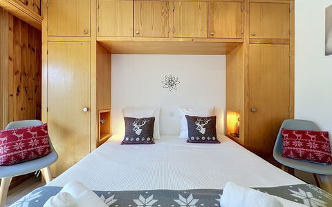 Mont-Rouge: Möbel, Interior Design, Bett, Fussboden, Schlafzimmer, Flooring, Wand, Holz, Decke, Zimmer