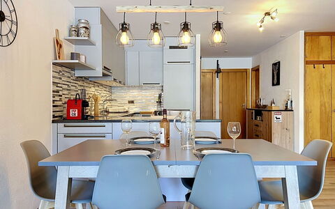 Mont-Rouge: Möbel, Interior Design, Light Fixture, Wand, Stuhl, Flooring, Decke, Holz, Küche & Esszimmer Tisch, Esszimmer