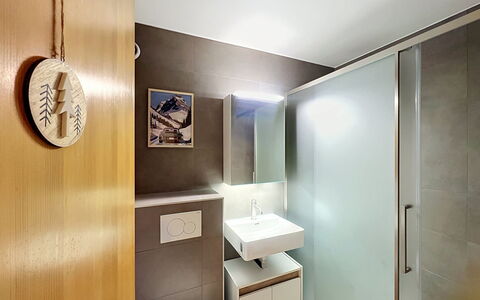 Mont-Rouge: Flooring, Interior Design, Wand, Fussboden, Armatur, Holz, Decke, Beleuchtung, Badezimmer, Sinken