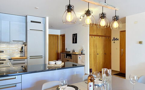 Mont-Rouge: Möbel, Interior Design, Küche, Light Fixture, Countertop, Decke, Holz, Flooring, Leuchter, Beleuchtung