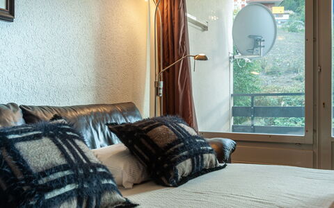 Montfort 10A: Eigentum, Möbel, Komfort, Azurblau, Holz, Gebäude, Textil, Interior Design, Bettrahmen, Die Architektur