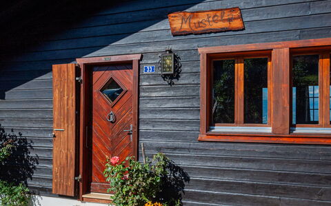 Mustela: Pflanze, Blume, Fenster, Holz, Orange, Tür, Linie, Abstellgleis, Gebäude