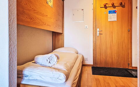 Foret E3: Bett, Schlafzimmer, Etagenbett, Bettdecke, Bedding, Wand, Fussboden, Flooring, Interior Design, Holz