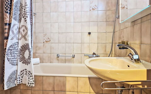 Foret E3: Badezimmer, Armatur, Bad Sink, Interior Design, Flooring, Fussboden, Sinken, Badewanne, Zapfhahn, Toilette