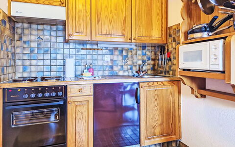 Foret E3: Küche, Major Appliance, Holz, Countertop, Küchengerät, Interior Design, Cabinetry, Zapfhahn, Zimmer, Herd