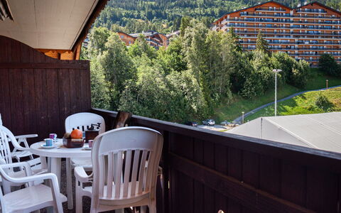 Nendaz 340: Tabelle, Möbel, Eigentum, Gebäude, Stuhl, Pflanze, Himmel, Schatten, Beleuchtung, Holz
