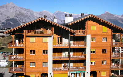 Nendaz 360: Himmel, Gebäude, Berg, Eigentum, Fenster, Haus, Die Architektur, Urban Design, Pflanze, Wohngebiet