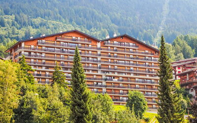 Nendaz 400: Gebäude, Eigentum, Berg, Himmel, Natürliche Landschaft, Haus, Baum, Die Architektur, Vegetation, Tower Block