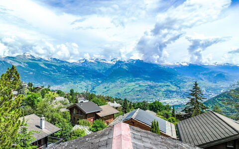 Chalet Picardie: Wolke, Himmel, Gebäude, Berg, Natürliche Landschaft, Haus, Baum, Hochland, Steigung, Holz