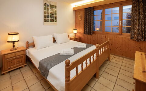 Dejo a Dzeu: Möbel, Holz, Fussboden, Interior Design, Flooring, Decke, Zimmer, Bett, Schlafzimmer, Wohnung
