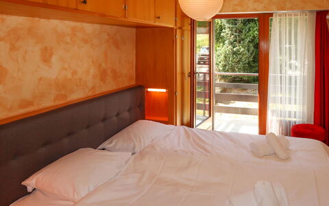 Nendaz 600: Möbel, Komfort, Gebäude, Holz, Textil, Orange, Schatten, Beleuchtung, Interior Design, Fussboden