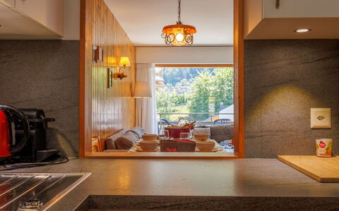 Nendaz 600: Countertop, Küche, Interior Design, Wand, Cabinetry, Light Fixture, Küchengerät, Holz, Spüle, Decke